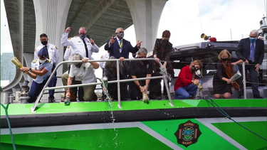presentan el nuevo bote de rescate en el departamento de bomberos de miami dade