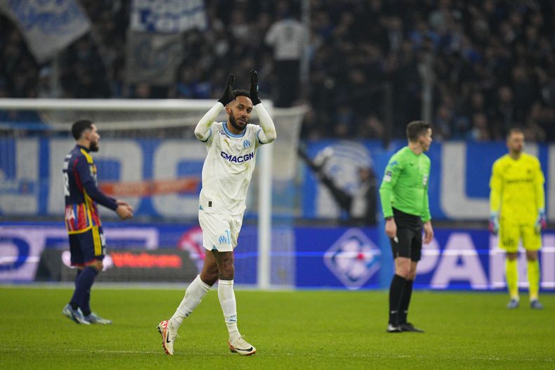 Pierre-Emerick Aubameyang del Marsella aplaude al salir de cambio durante el encuentro ante el Lyon en la liga francesa el miércoles 6 de diciembre del 2023. (AP Foto/Daniel Cole)