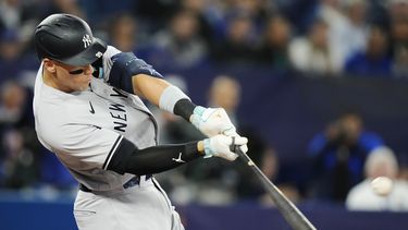 Aaron Judge, de los Yanquis de Nueva York, conecta un jonrón de dos carreras en la primera entrada del partido contra los Azulejos de Toronto, en Toronto, el jueves 18 de mayo de 2023. (Frank Gunn/The Canadian Press vía AP)