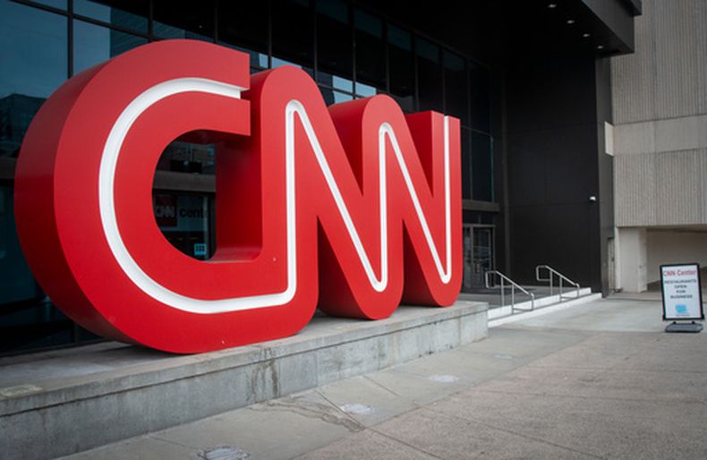 ARCHIVO - El logotipo de CNN aparece en la entrada del CNN Center en Atlanta, el 2 de febrero de 2022. (Foto AP/Ron Harris, archivo)
