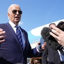 El presidente Joe Biden habla con reporteros a su llegada para abordar el avión presidencial en la Base Andrews de la Fuerza Aérea, el lunes 15 de julio de 2024, en Maryland, para un viaje a Las Vegas. (AP Foto/Susan Walsh)