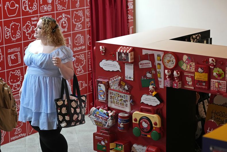Una visitante en la exposición A medida que yo cambio, ella también, por el 50 aniversario de Hello Kitty en el Museo Nacional de Tokio el miércoles 30 de octubre de 2024. (Foto AP/Shuji Kajiyama)
