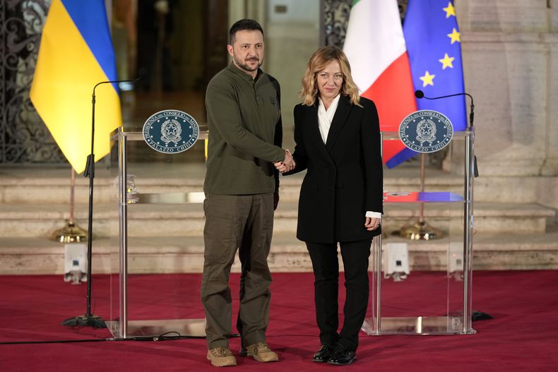 La primera ministra de Italia, Giorgia Meloni (derecha), y el presidente de Ucrania, Volodymyr Zelenskyy, posan para los fotógrados tras una conferencia de prensa conjunta, en Villa Pamphilj, Roma, el 10 de octubre de 2024. (AP Foto/Andrew Medichini)
