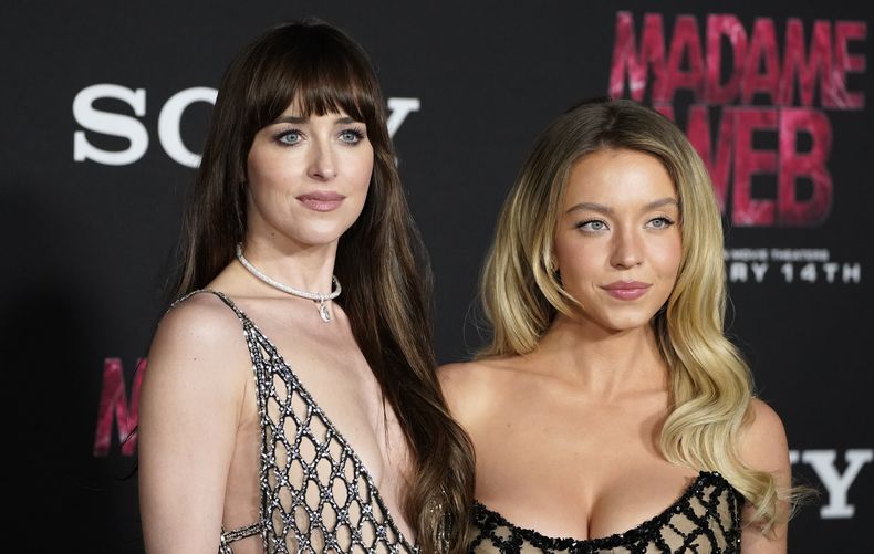 Dakota Johnson, izquierda, y Sydney Sweeney llegan al estreno de Madame Web el lunes 12 de febrero de 2024 en Regency Village Theatre en Los Ángeles. (Foto Jordan Strauss/Invision/AP)