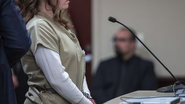 Hannah Gutierrez-Reed rinde una declaración ante el tribunal durante su audiencia de sentencia en Santa Fe, Nuevo México, el lunes 15 de abril de 2024. Gutierrez-Reed, la supervisora de armas en el set de la película del oeste Rust, fue sentenciada a 18 meses de prisión. Fue declarada culpable en marzo de homicidio involuntario por la muerte de la directora de fotografía Halyna Hutchins, quien recibió un disparo mortal de Alec Baldwin en 2021. (Eddie Moore/Albuquerque Journal vía AP, Pool)