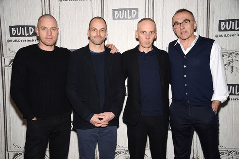 ARCHIVO- Los actores Ewan McGregor (izquierda), Jonny Lee Miller y Ewen Bremner posan con el director Danny Boyle (derecha) entre bastidores durante la serie de conferencias BUILD, donde hablaron sobre la película T2 Trainspotting, en los estudios AOL de Nueva York, el martes 14 de marzo de 2017. (Foto Evan Agostini/Invision/AP, archivo)