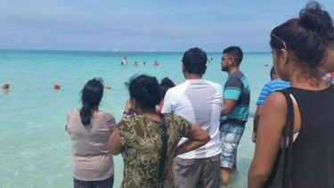 Familiares de Elvin Nicholas Anton esperan a que llegue atención médica después que este sufriera un infarto en Varadero, Cuba.
