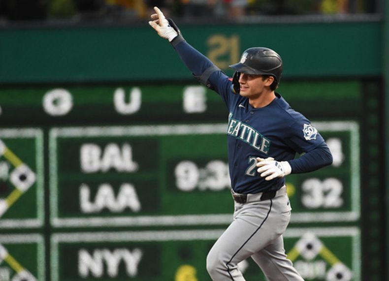 Cole Young, de los Marineros de Seattle, celebra un jonrón de tres carreras contra los Piratas de Pittsburgh durante la séptima entrada de un partido de béisbol, el martes 23 de junio de 2026, en Pittsburgh. (Foto AP/Philip G. Pavely)