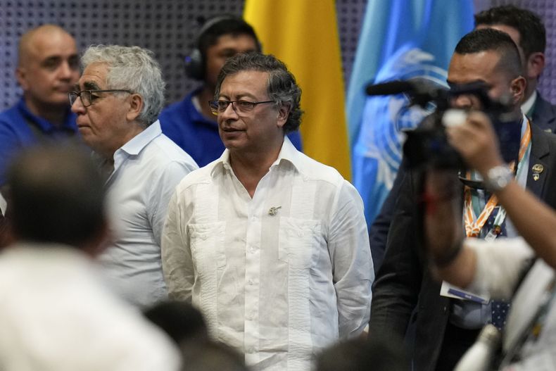 El presidente de Colombia, Gustavo Petro, llega a la ceremonia de apertura de la COP16, la conferencia por la biodiversidad de las Naciones Unidas, en Cali, Colombia, el domingo 20 de octubre de 2024. (AP Foto/Fernando Vergara)