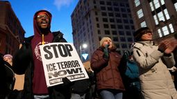 Manifestantes protestan contra la presencia de agentes del Servicio de Control de Inmigración y Aduanas en el estado, el 23 de enero de 2026, en Portland, Maine. (AP Foto/Robert F. Bukaty)