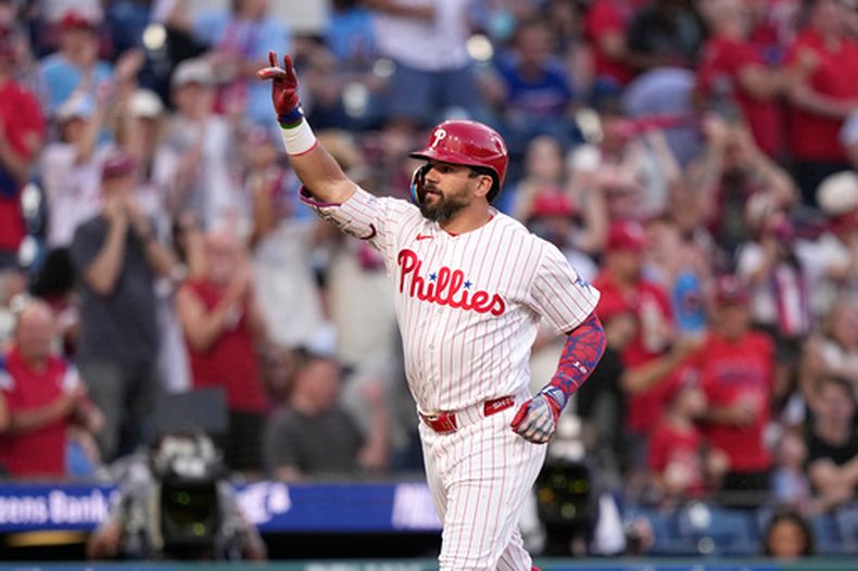 Kyle Schwarber, de los Filis de Filadelfia, reacciona tras conectar un jonrón contra el lanzador de los Marlins de Miami, Tyler Phillips, durante la cuarta entrada de un partido de béisbol el martes 16 de junio de 2026, en Filadelfia. (Foto AP/Matt Slocum)
