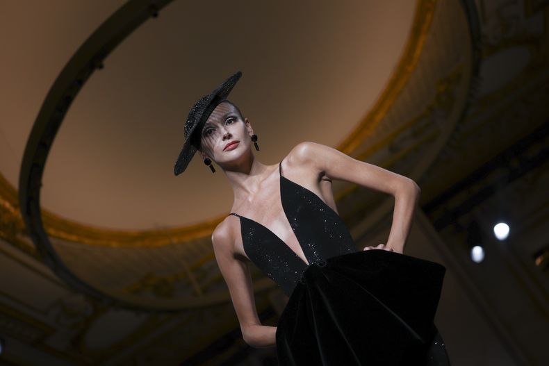 Una modelo luce una creación de la colección de Alta Costura Otoño-Invierno 2025/26 de Giorgio Armani Privé presentada el martes 8 de julio de 2025 en París. (Foto AP/Tom Nicholson)