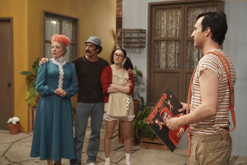 Esta imagen difundida por Warner Bros. Discovery muestra a Andrea Noli, de izquierda a derecha, Miguel Islas, Paola Montes de Oca y Pablo Cruz en una escena de la serie Chespirito: Sin querer queriendo. (Warner Bros. Discovery via AP)