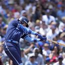 Cody Bellinger de los Cachorros de Chicago batea un jonrón de dos carreras frente al abridor de los Cardenales de San Luis Jack Flaherty en el encuentro del viernes 21 de julio del 2023. (AP Foto/Charles Rex Arbogast)