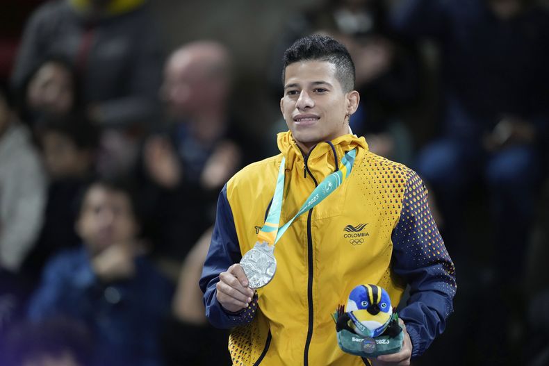 El colombiano Óscar Tigreros, posa en el podio con su medalla de plata de los 57kg de lucha en los Juegos Panamericanos de Santiago, Chile, el miércoles 1 de noviembre de 2023. (AP Foto/Matías Delacroix)