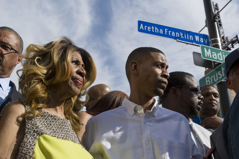 Aretha Franklin y su hijo Kecalf Cunningham bajo el letrero de la calle nombrada en honor a Franklin frente al Salón Musical en en Detroit, el 8 de junio de 2017. Cinco años después de su muerte, los últimos deseos de la superestrella de la música Aretha Franklin siguen sin resolverse. El próximo lunes comienza un juicio inusual para determinar cuál de sus dos testamentos escritos a mano, incluido uno encontrado entre los cojines de un sofá, guiará el manejo de su patrimonio. (David Guralnick/Detroit News vía AP)