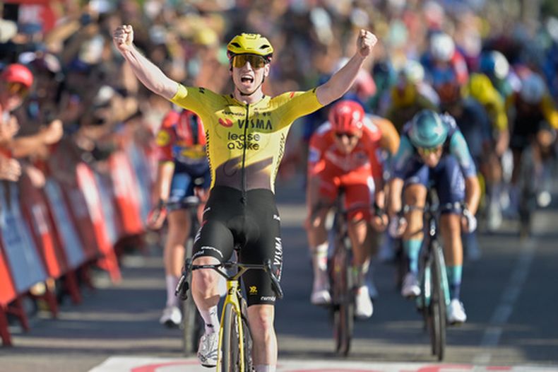El británico Matthew Brennan celebra al cruzar al meta para ganar la segunda etapa de la Vuelta a España en Manosque, Francia el domingo 23 de agosto del 2026. (AP Foto/Philippe Magoni)