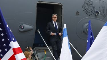 El secretario de Estado de Estados Unidos, Antony Blinken, desembarca a su llegada a Tel Aviv, Israel, el 22 de marzo de 2024. (Evelyn Hockstein/Pool Foto vía AP)