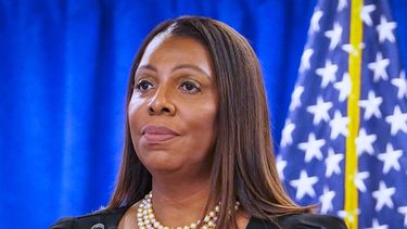 ARCHIVO - La fiscal general de Nueva York, Letitia James, habla durante una conferencia de prensa el 16 de febrero de 2024, en Nueva York. (AP Foto/Bebeto Matthews, archivo)