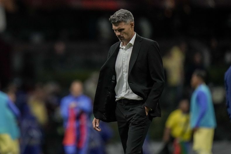 El técnico del América Fernando Ortiz se retira de la cancha durante el entretiempo de la semifinal contra el Guadalajara, el domingo 21 de mayo de 2023, en el estadio Azteca de la Ciudad de México. (AP Foto/Eduardo Verdugo)