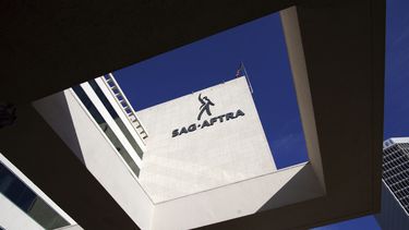 ARCHIVO - El logotipo y las siglas del sindicato SAG-AFTRA en el costado de la sede en Los Ángeles el viernes 10 de noviembre de 2023. Los artistas de videojuegos de Hollywood votaron a favor de ir a la huelga el jueves 25 de julio de 2024, lo que llevó a parte de la industria del entretenimiento a otro paro laboral. después de que las negociaciones para un nuevo contrato con los principales estudios de juegos fracasaran debido a las protecciones de la inteligencia artificial. (Foto AP/Richard Vogel, archivo)