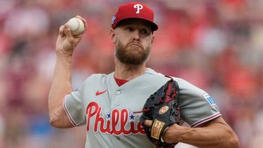 El lanzador de los Filis de Filadelfia, Zack Wheeler, lanza durante la primera entrada de un partido de béisbol contra los Rojos de Cincinnati, en Cincinnati, el martes 7 de julio de 2026. (Foto AP/Carolyn Kaster)
