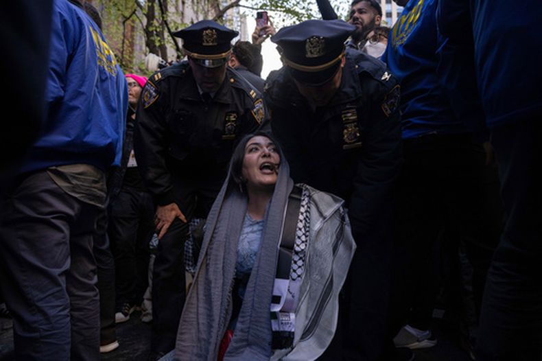 ARCHIVO – La policía detiene a Nerdeen Kiswani, organizadora de una manifestación del grupo propalestino Within Our Lifetime, el viernes 12 de abril de 2024, en Nueva York. (AP Foto/Yuki Iwamura, Archivo)
