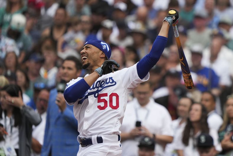 Mookie Betts, de los Dodgers de Los Ángeles, batea en la primera ronda del Derbi de Jonrones, el lunes 10 de julio de 2023, en Seattle (AP Foto/Ted Warren)