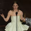 Emma Stone recibe el premio a mejor actriz por Poor Things en los Oscar el domingo 10 de marzo de 2024, en el Teatro Dolby en Los Ángeles. (Foto AP/Chris Pizzello)