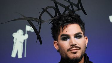 Adam Lambert llega a los Premios MTV a los Videos Musicales el domingo 27 de septiembre de 2026, en el Teatro Peacock de Los Ángeles. (Foto Jordan Strauss/Invision/AP)