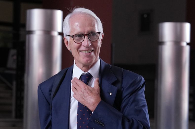 Giovanni Malagò se retira de la sede del Comité Olímpico de Italia, el martes 6 de octubre de 2026, en Roma. (Alfredo Falcone/LaPresse vía AP)