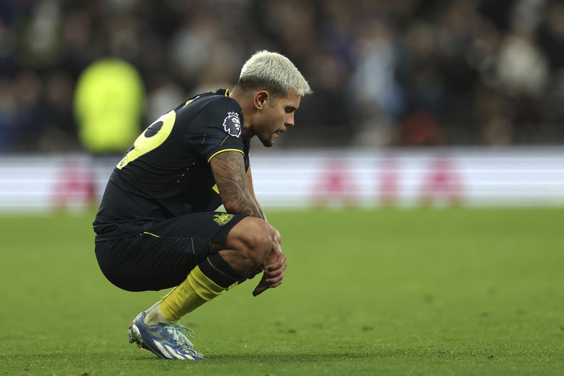 Bruno Guimaraes de Newcastle reacciona tras el partido contra Tottenham Hotspur en la Liga Premier, el domingo 10 de diciembre de 2023. (AP Foto/Ian Walton)