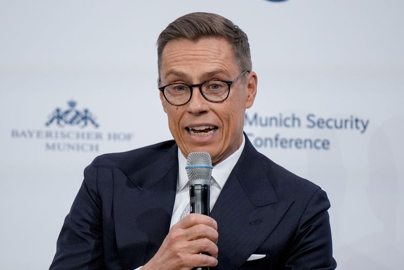 El presidente finlandés Alexander Stubb habla durante la Conferencia de Seguridad de Múnich en el hotel Bayerischer Hof, el domingo 16 de febrero de 2025, en Múnich, Alemania. (AP Foto/Matthias Schrader)