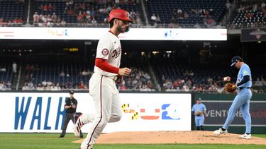 Dylan Crews, de los Nacionales de Washington, avanza a home gracias a un boleto otorgado por Shane Bieber, de los Azulejos de Toronto, el martes 28 de julio de 2026 (AP Foto/Nick Wass)