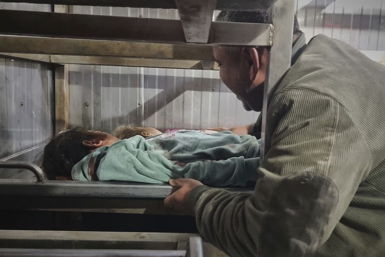 Un hombre coloca el cuerpo de un menor en la morgue de un hospital tras bombardeos israelíes en Jan Yunis, Franja de Gaza, el 18 de marzo del 2025. (AP foto/Mohammad Jahjouh)