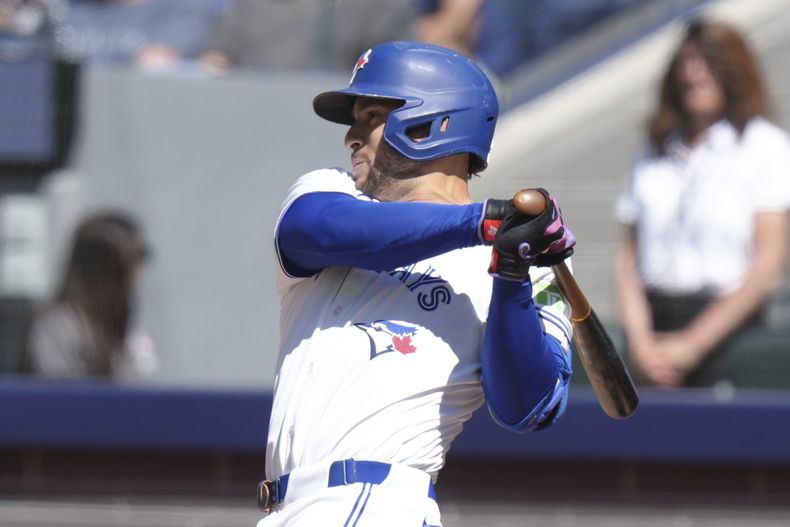 George Springer de los Azulejos de Toronto pega un sencillo en la segunda entrada ante los Guardianes de Cleveland el sábado 15 de junio del 2024. (Chris Young/The Canadian Press via AP)