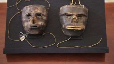 Dos máscaras del pueblo indígena Kogi de la Sierra Nevada de Santa Marta, Colombia, exhibidas en la residencia presidencial Palacio Bellevue en Berlín, viernes 16 de junio de 2023. El presidente alemán Frank-Walter Steinmeier entregó las máscaras al presidente colombiano Gustavo Petro. (AP Foto/Markus Schreiber)