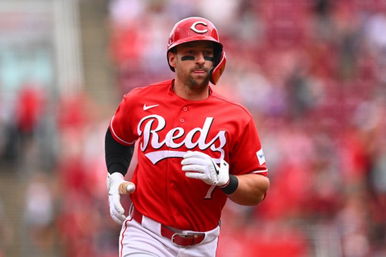 Spencer Steer, de los Rojos de Cincinnati, recorre las bases tras conectar un jonrón solitario durante la primera entrada de un partido de béisbol contra los Mets de Nueva York en Cincinnati, el martes 16 de junio de 2026. (Foto AP/Ben Jackson)