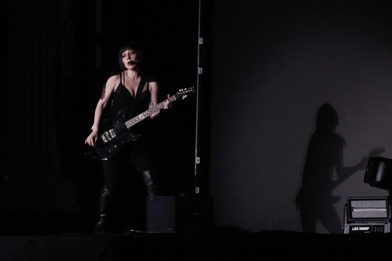 Lady Gaga participa en un ensayo un día antes de su concierto gratuito, en la playa de Copacabana, en Río de Janeiro, el viernes 2 de mayo de 2025. (Foto AP/Bruna Prado)