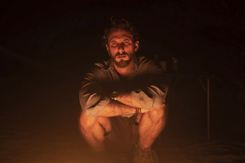 En esta imagen proporcionada por Prime Video, Sebastián Zurita en una escena de The Lost Flowers of Alice Hart. (Prime Video vía AP)