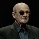 ARCHIVO - Salman Rushdie posa para un retrato con el fin de promover su libro Knife: Meditations After an Attempted Murder, el jueves 16 de mayo de 2024, en el Deutsches Theater en Berlín, Alemania. (AP Foto/Ebrahim Noroozi, archivo)