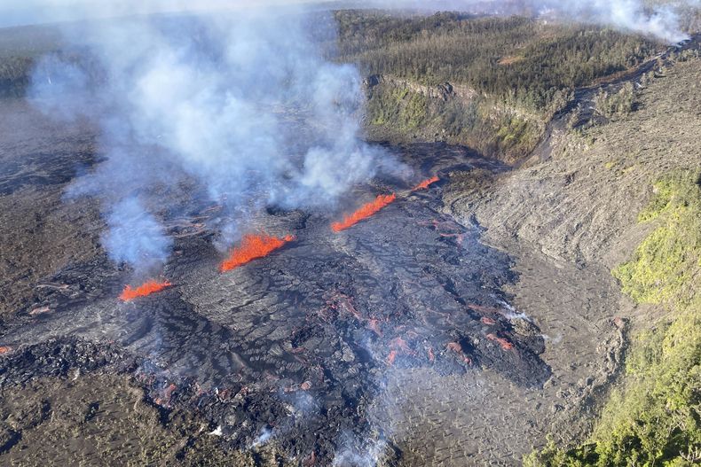 Foto entregada por el Servicio Geológico de Estados Unidos, captada durante un vuelo en helicóptero, el 17 de septiembre del 2024, que muestra el Volcán Kilauea, en el Parque Nacional de los Volcanes en Hawai. (A. Ellis/Servicio Geológico de Estados Unidos via AP)