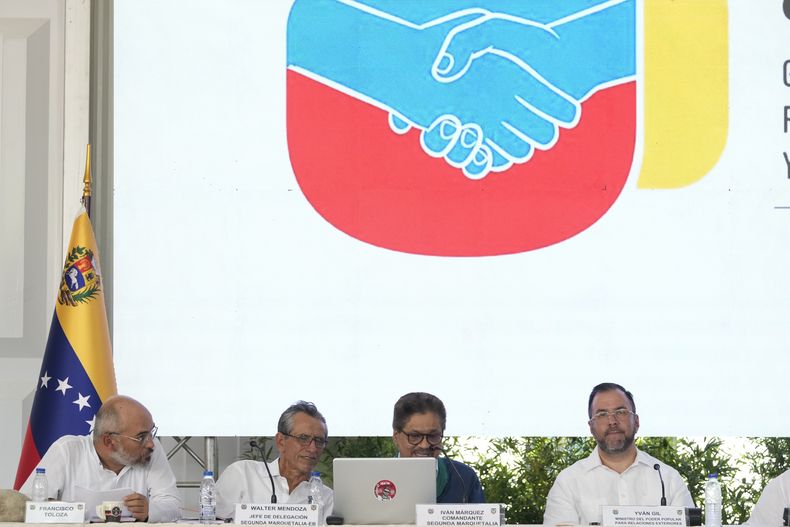Los representantes del grupo armado Segunda Marquetalia, de izquierda a derecha Francisco Toloza, Walter Mendoza e Iván Márquez, sentados con el ministro de Relaciones Exteriores de Venezuela, Yvan Gil, en el extremo derecho, durante el inicio de las conversaciones de paz con el gobierno colombiano en Caracas, Venezuela, el lunes 24 de junio de 2024. (AP Foto/Ariana Cubillos)