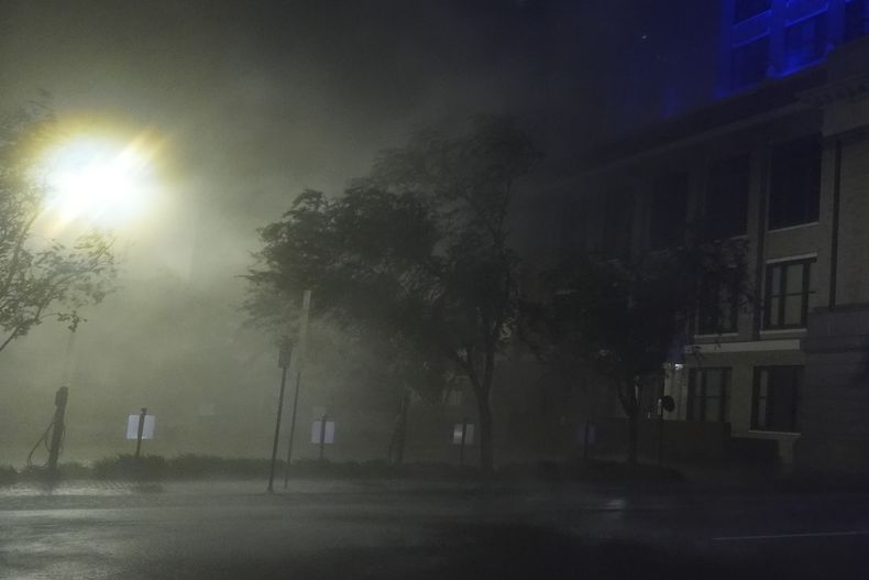 El huracán Milton azota una calle céntrica de Tampa, Florida, el miércoles 9 de octubre de 2024 (AP Foto/Rebecca Blackwell)