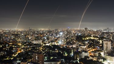 El sistema de defensa aérea Cúpula de Hierro de Israel intercepta un cohete lanzado desde la Franja de Gaza, el domingo 5 de noviembre de 2023, en el centro de Israel. (AP Foto/Oded Balilty)