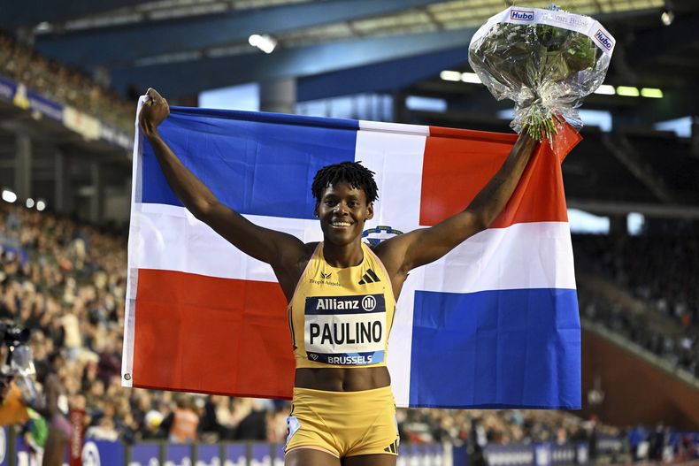 La dominicana Marileidy Paulino tras ganar los 400 metros femeninos durante la última justa de la Liga Diamante, el viernes 13 de septiembre de 2024, en Bruselas. (AP Foto/Frederic Sierakowski)