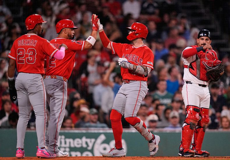Zach Neto, centro, de los Angelinos de Los Ángeles, es felicitado después de batear un jonrón de tres carreras durante la tercera entrada del juego de béisbol de Grandes Ligas ante los Medias Rojas de Boston, el miércoles 9 de septiembre de 2026, en Boston. (AP Foto/Charles Krupa)