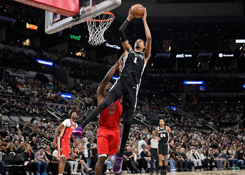 El francés Victor Wembanyama, de los Spurs de San Antonio, realiza una clavada en el partido del sábado 8 de noviembre de 2025 en la NBA (AP foto/Darren Abate)