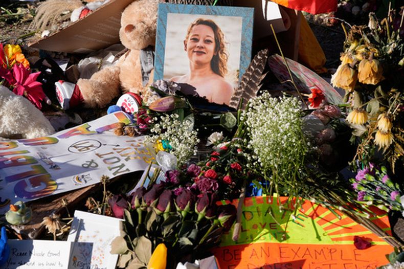 Un memorial en honor a Renee Good, una manifestante contra la detención de inmigrantes abatida por ICE, en Minneapolis, el 31 de enero del 2026. (AP foto/Alex Brandon)