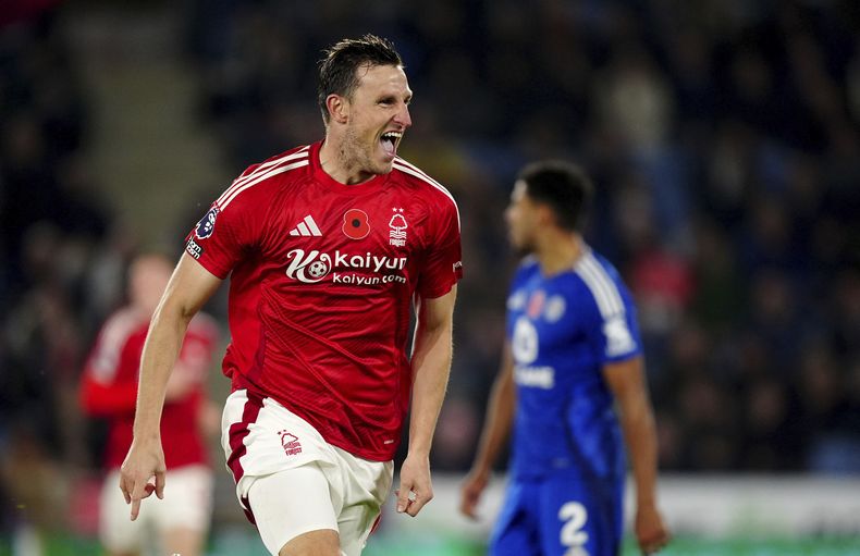 Chris Wood, del Nottingham Forest, celebra después de marcar el segundo gol de su equipo durante el partido de fútbol de la Liga Premier de Inglaterra en el estadio King Power Stadium, en Leicester, Inglaterra, el viernes 25 de octubre de 2024. (Mike Egerton/PA vía AP)